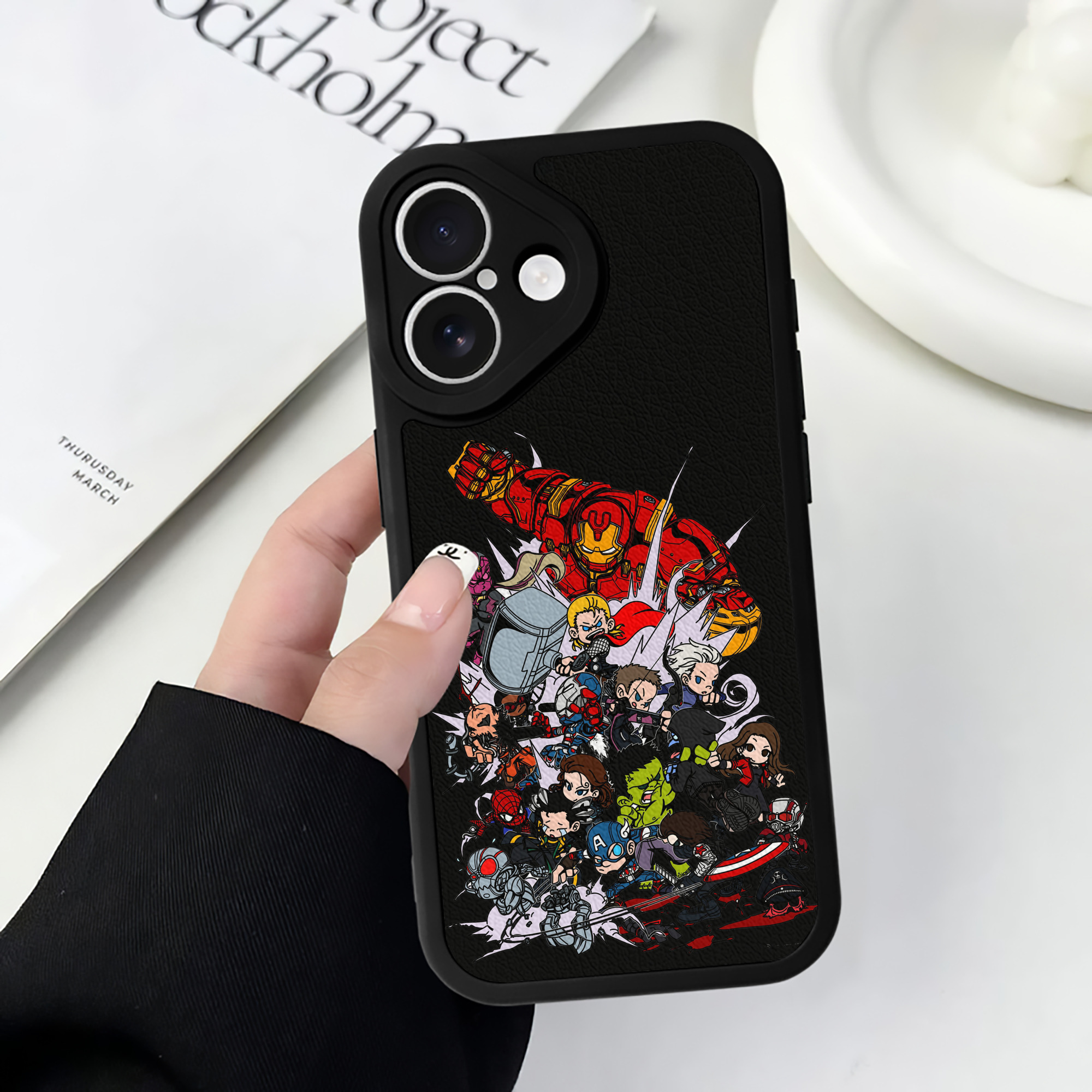 （画像用） アベンジャーズ The Avengers 【iPhone 16シリーズ対応】シリコンスマホケース（レザー調） 材質：シリコン